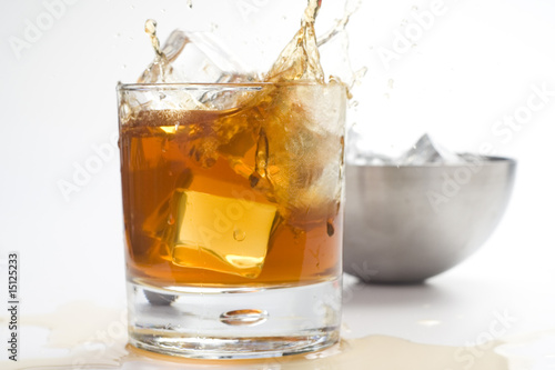 alcoholic beverage whith ice cubes