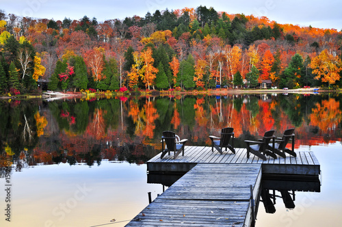 Obraz na plátně Wooden dock on autumn lake