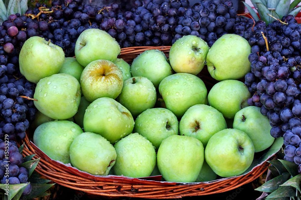 Fotografie Fruit arrangement with green apples