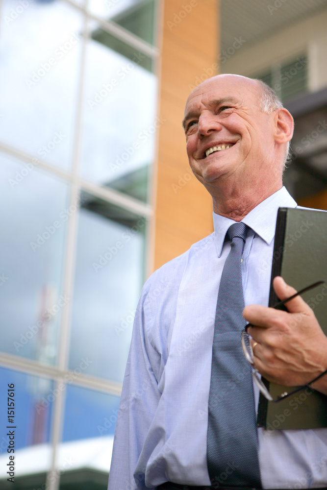 Fototapeta premium Homme senior souriant avec documents à la main