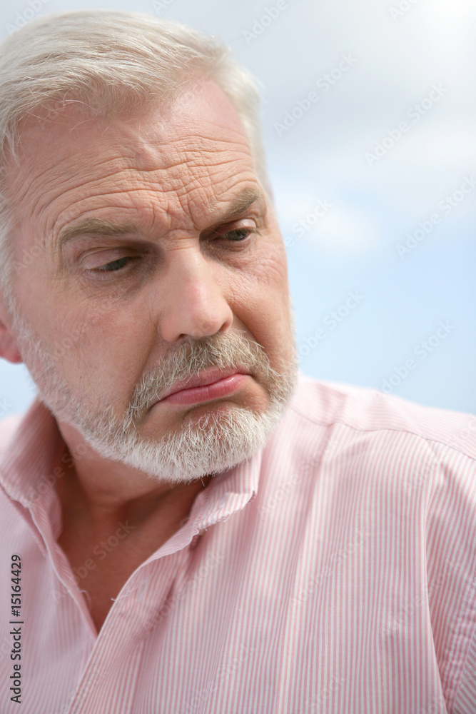 Homme senior sceptique Homme senior sceptique
