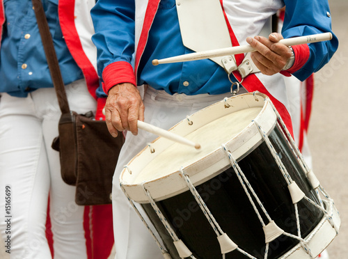Konstfotografi Homme en costume bleu blanc rouge jouant du tambour lors d'un défilé historique