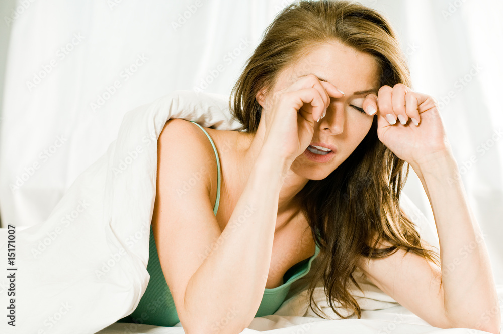 Fototapeta premium Frau reibt sich die Augen