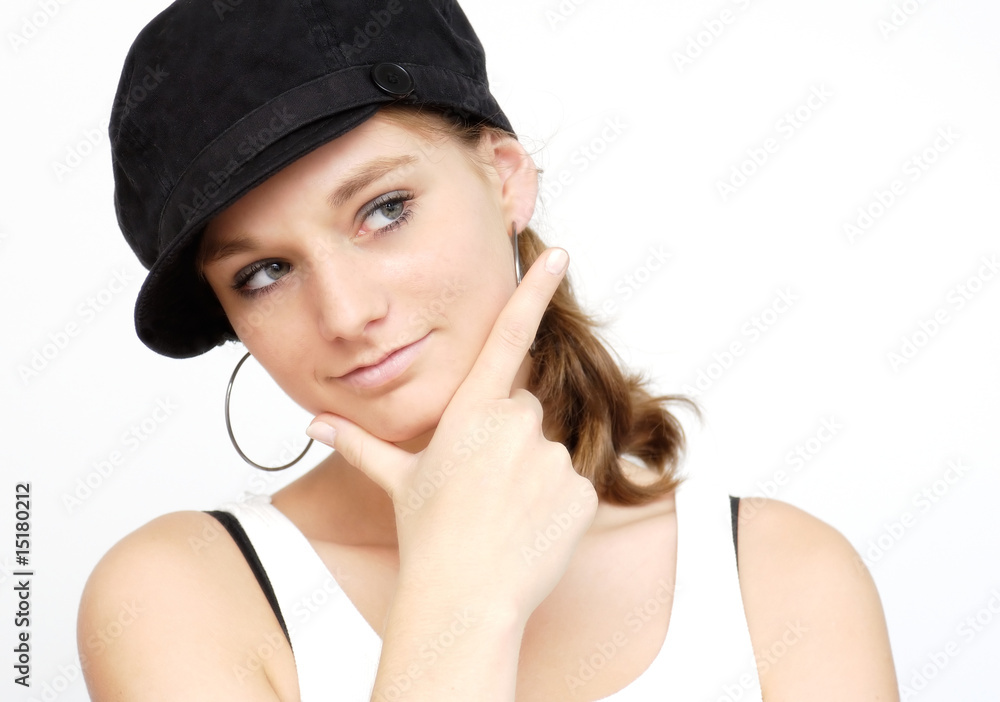 Junge Frau mit schwarzer Kappe