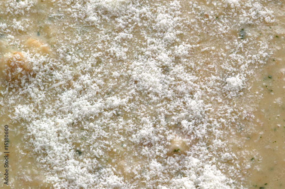 Formaggio grana grattato su zuppa Formaggio grana grattato su zuppa