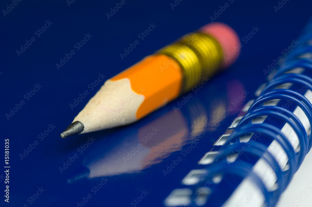 Obraz premium Kurzer Bleistift mit Notizblock