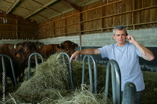 Agriculteur au téléphone