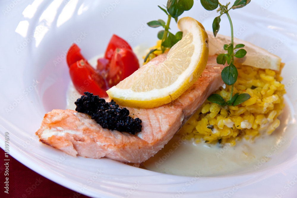 Lachs, gegrillt ,- mit Kaviar und Reis Lachs, gegrillt ,- mit Kaviar und Reis