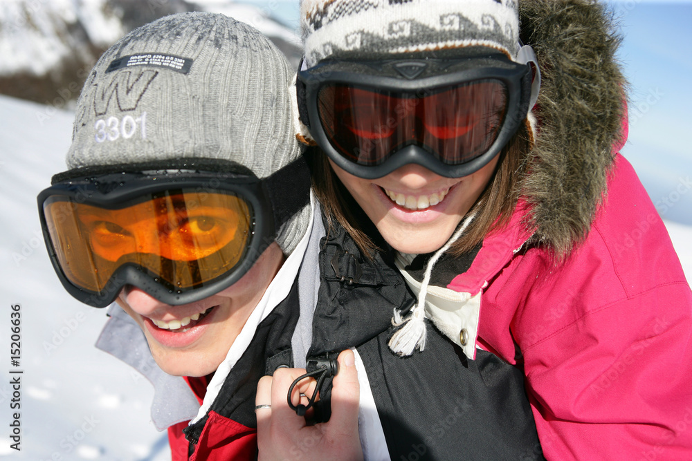 Jeune couple à la neige Jeune couple à la neige