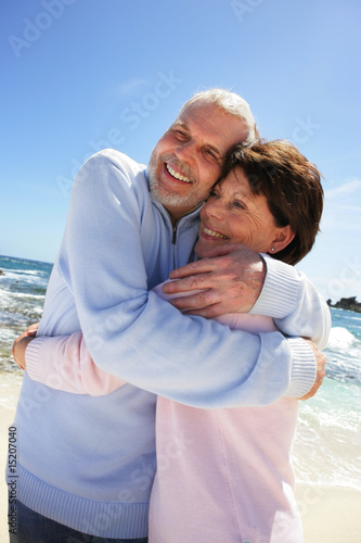 Portrait d'un couple de seniors souriants au bord de la plage