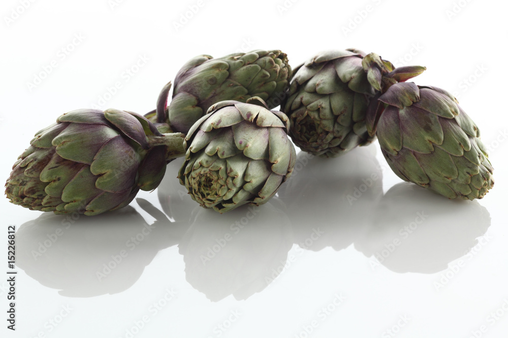 Fototapeta premium Miniartischocken auf weiss