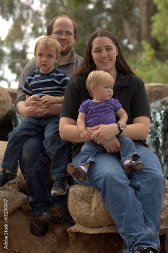 Family of 4 sitting on rocks © Pearson Art Photo