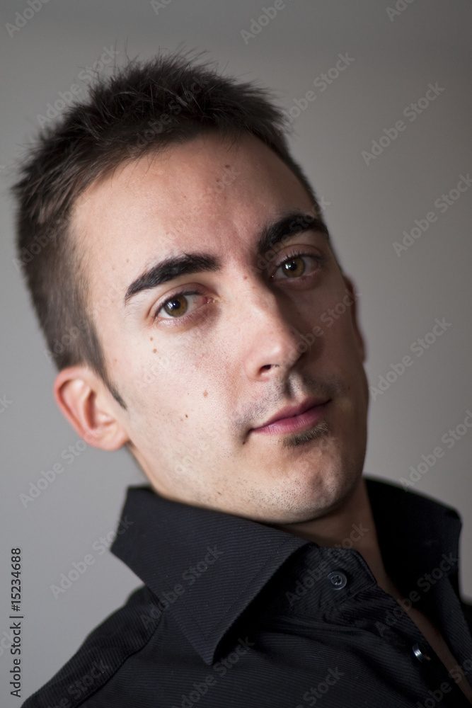 Obraz premium jeune homme d'affaire entrepreneur cadre dynamique