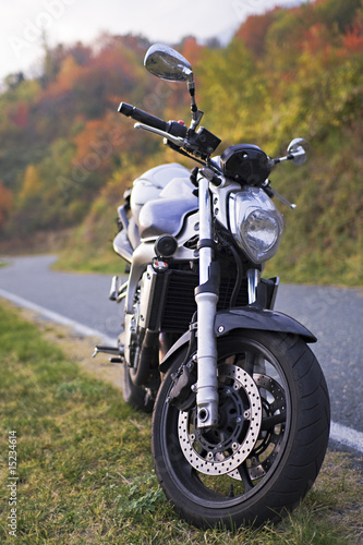 moto roaster sur bord de route virage de montagne en nature