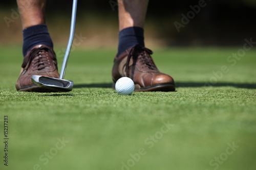 golfspieler mit putter, putting golfball