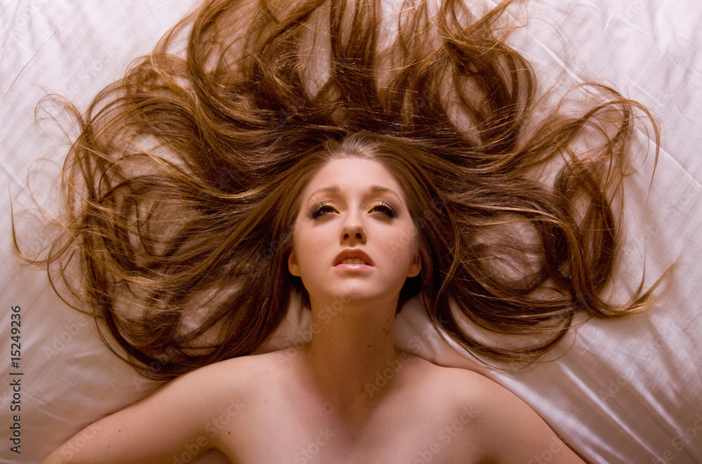 Naklejka premium Woman relaxing on bed