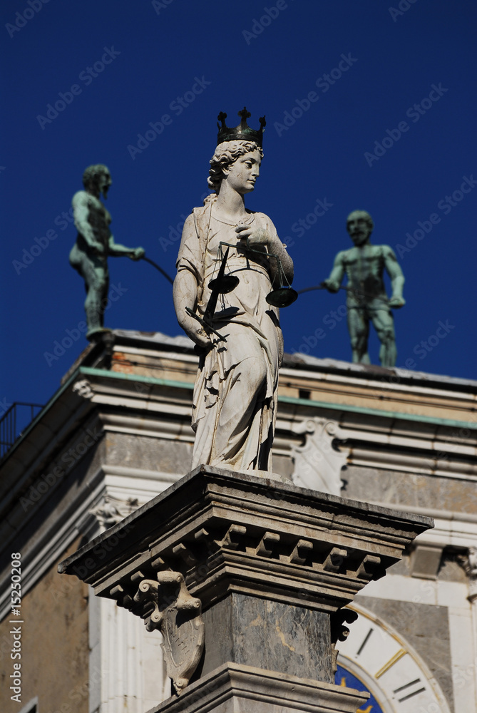 Statua della Giustizia in Piazza Liberta - Udine Friuli