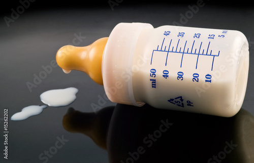biberon latte da neonato photo