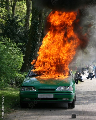 Brennendes Polizeiauto © Hieronymus Ukkel