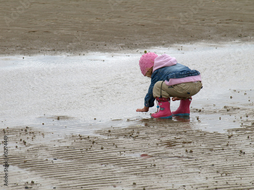 kind entdeckt das wattenmeer photo