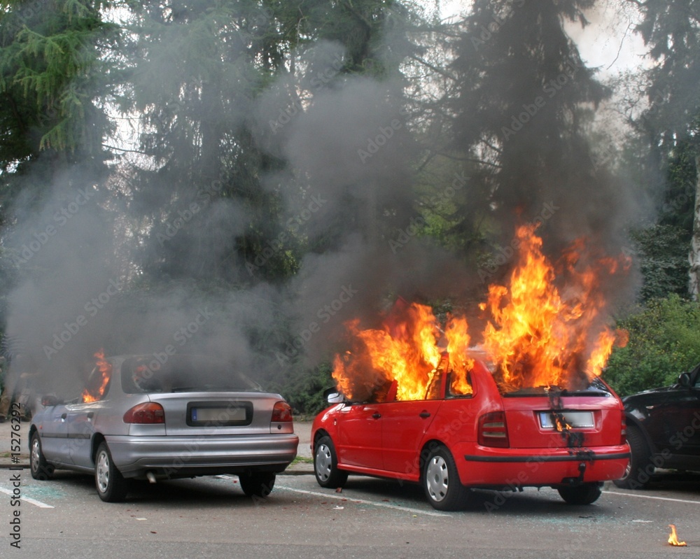 Demolierte und brennende Autos