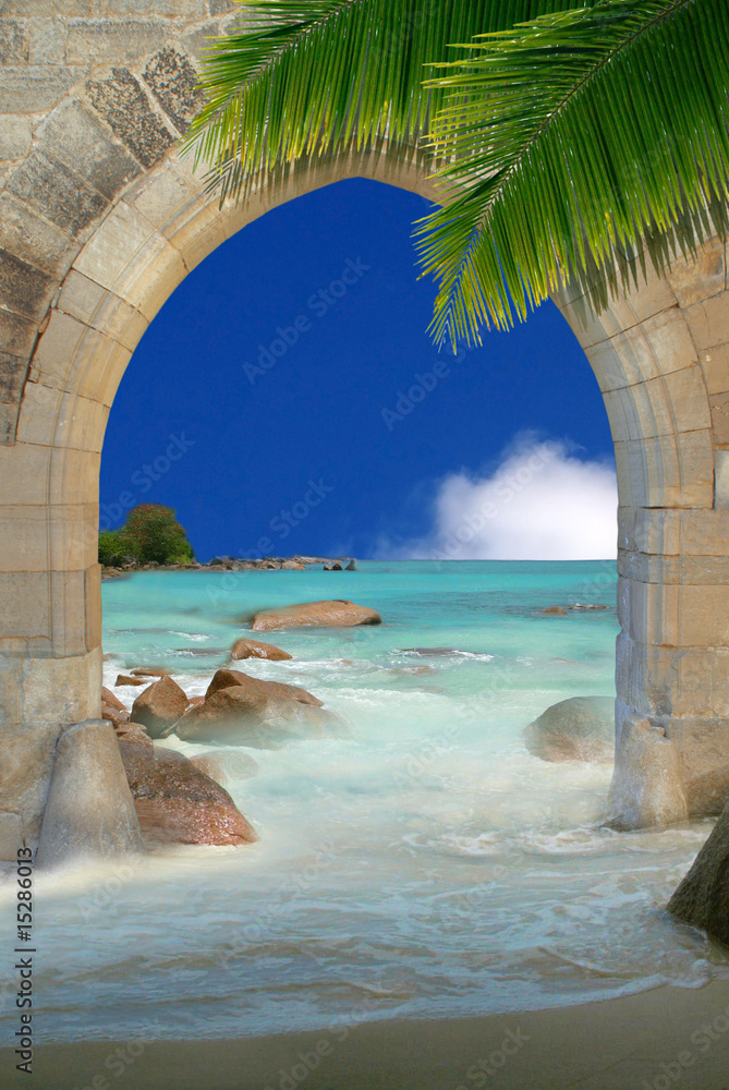 Fototapeta Widok przez greckie okno na morze, fale i kamienie