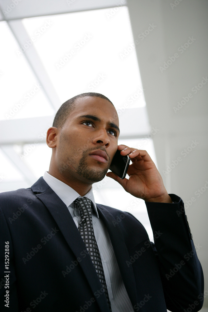 homme d'affaires en entretien téléphonique homme d'affaires en entretien téléphonique