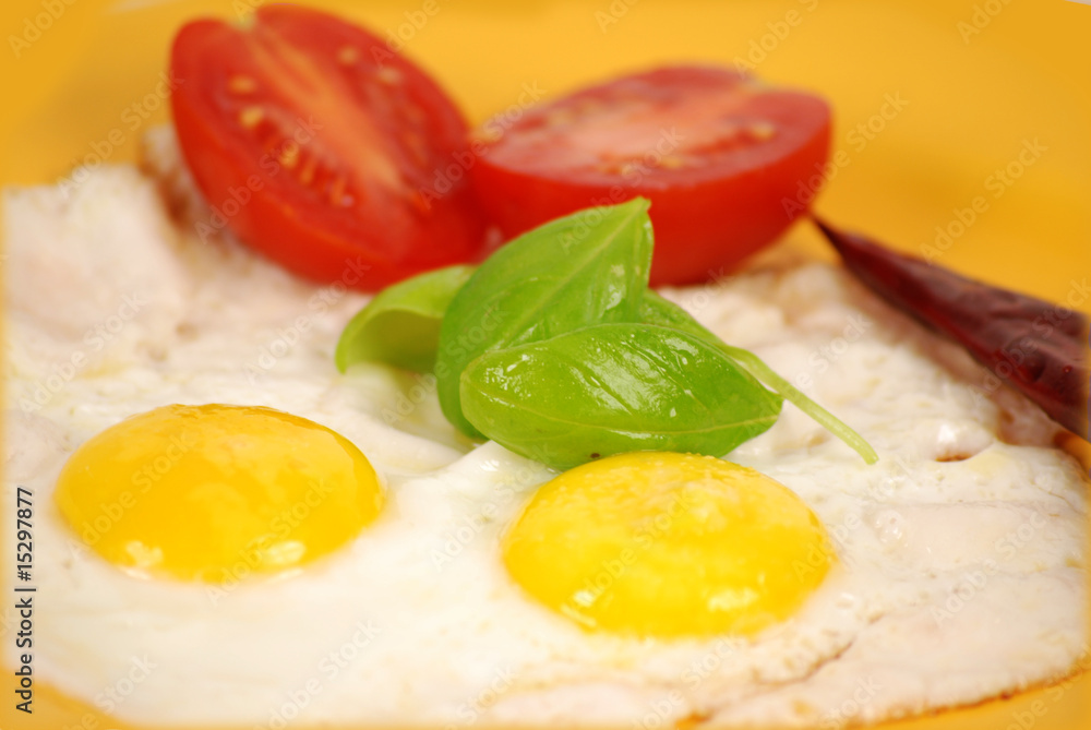 Spiegeleier mit tomate und Basilikum Spiegeleier mit tomate und Basilikum