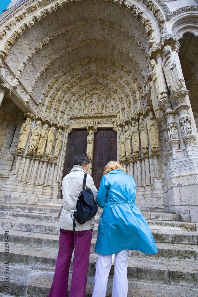 france,chartres,cathédrâle : touristes et portail nord