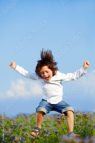 Junge springt vor Freude