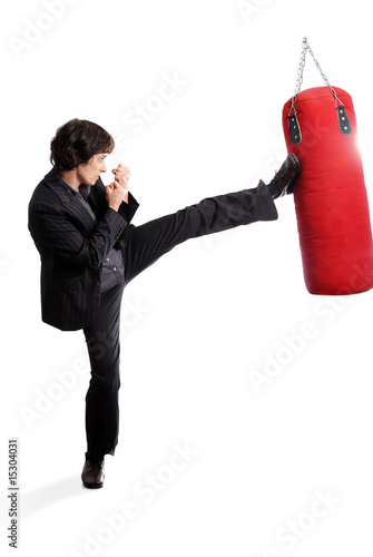 femme d'affaire faisont de la boxe photo