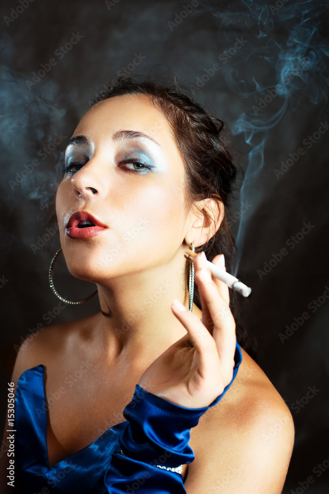 Obraz premium woman smoking a cigarette
