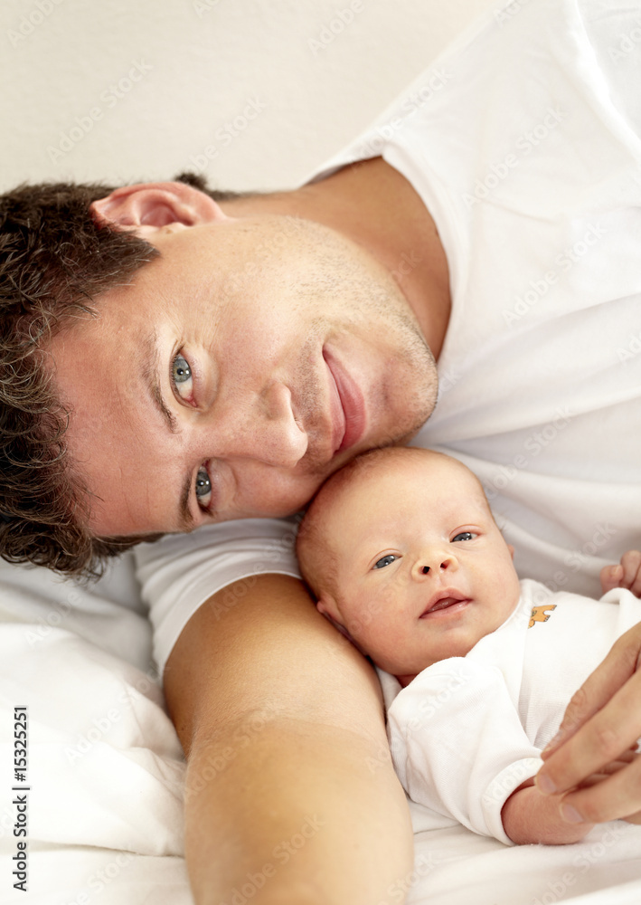 junger vater mit baby junger vater mit baby