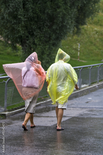 Personen mit regenponcho photo