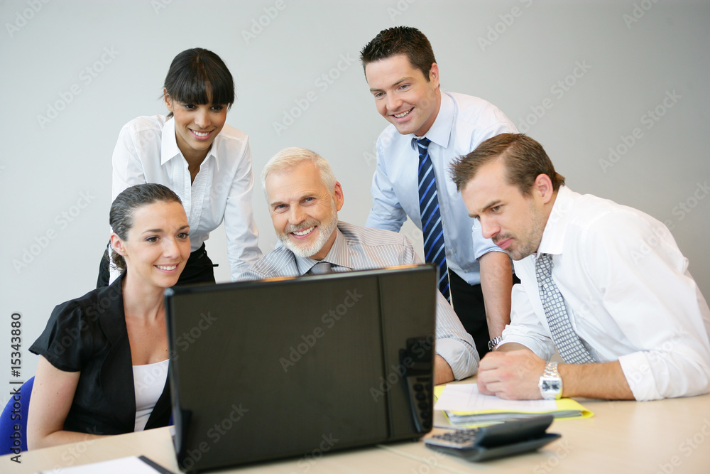 Jeunes adultes en formation commerciale avec ordinateur Jeunes adultes en formation commerciale avec ordinateur