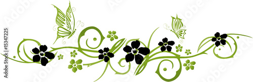 Grüne Ranke mit Blumen und Schmetterlingen