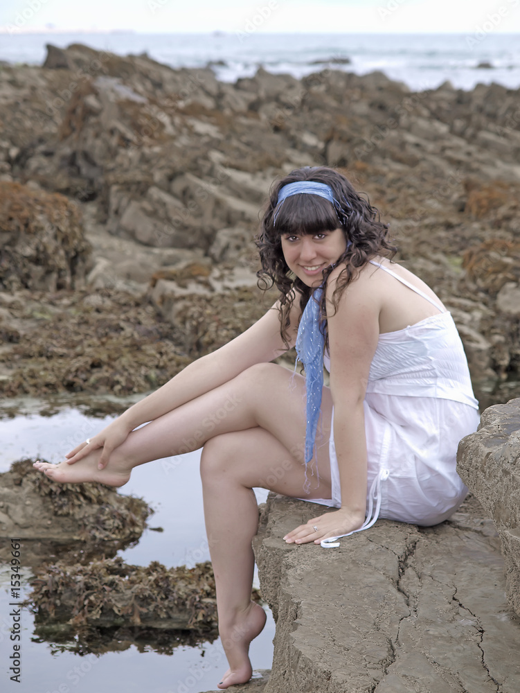 Chica sonriente en la playa Chica sonriente en la playa