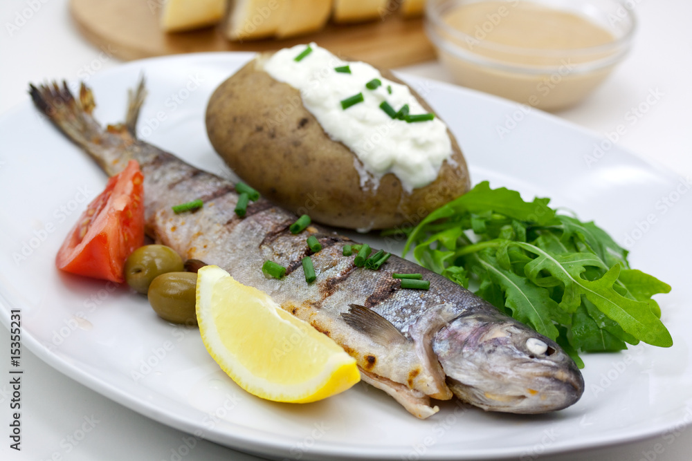Gegrillte Forelle mit gebackener Kartoffel Gegrillte Forelle mit gebackener Kartoffel