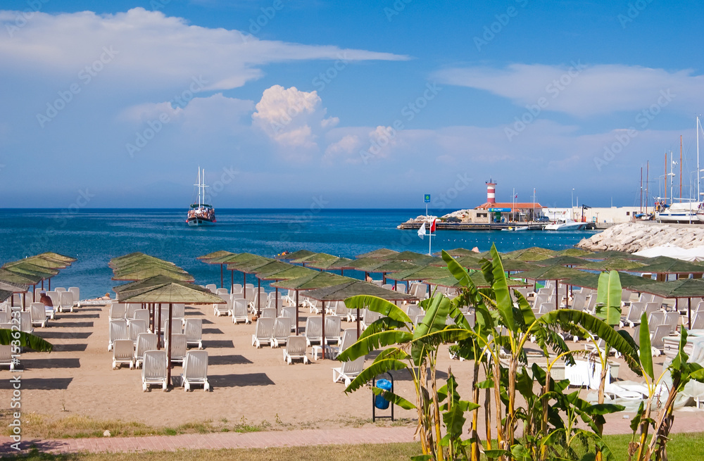 Obraz premium The sea walking yacht