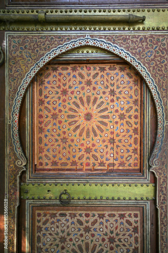 Porte décorée dans un palais marocain