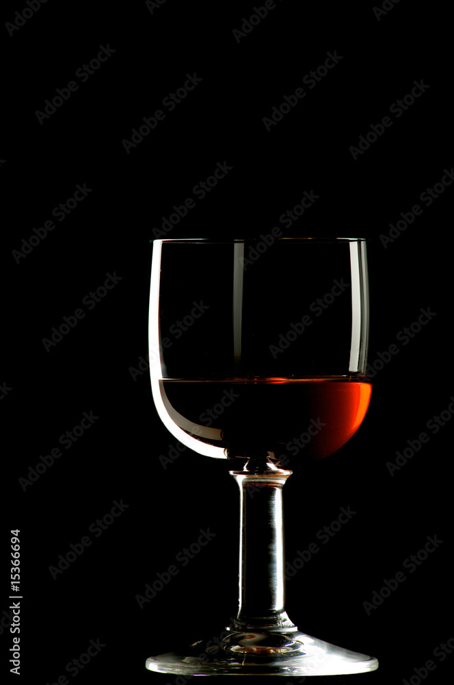calice di vino su fondo nero