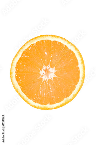 Orangenscheibe vor wei  em Hintergrund