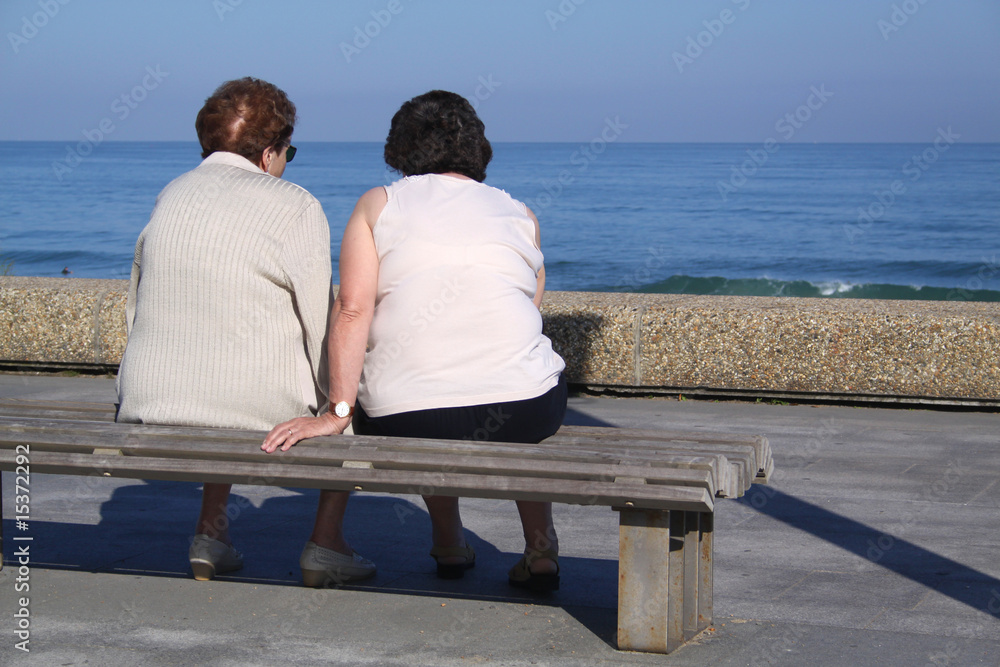 Fototapeta premium discution en bord de mer