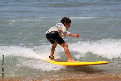 Canvas Print petit garçon en train de faire du surf