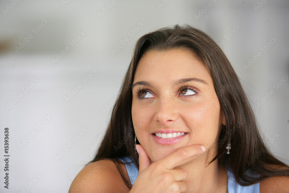 Portrait d'une femme souriante rêveuse Portrait d'une femme souriante rêveuse