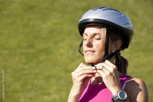 Woman putting a sport helmet © Helder Almeida