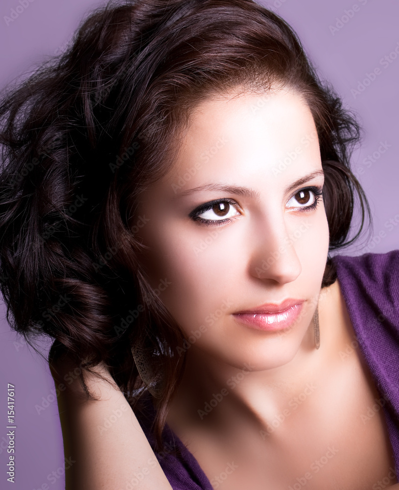 Naklejka premium Attractive young brunette model posing