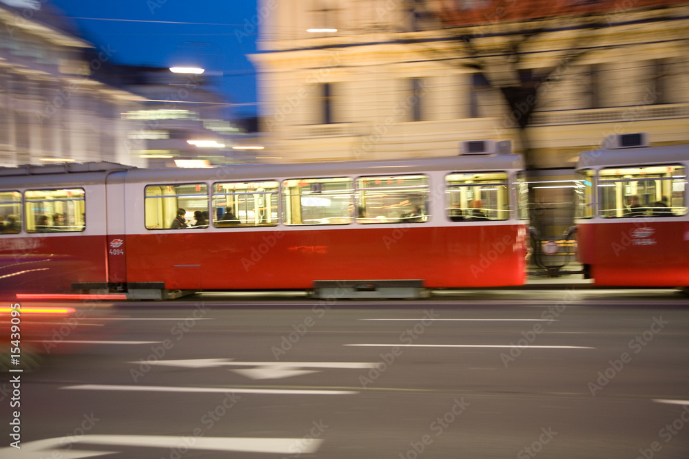 Fototapeta premium Passagiere in der Strassenbahn in Wien im ersten Bezirk