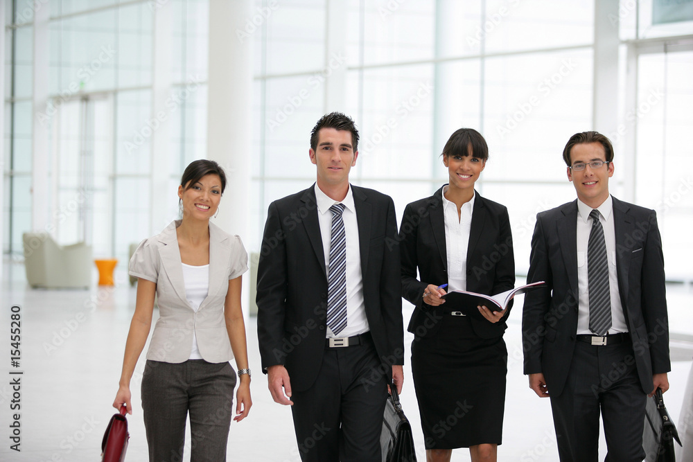 Hommes et femmes d'affaires marchant dans une société moderne Hommes et femmes d'affaires marchant dans une société moderne