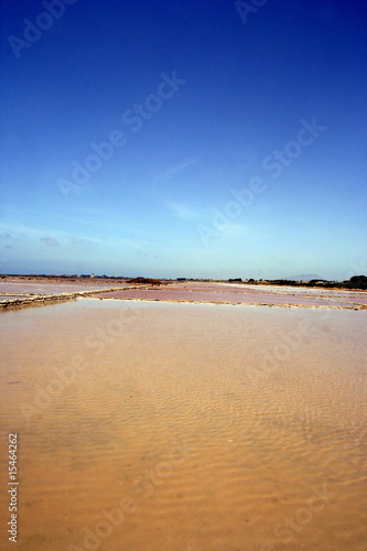 saline sotto il cielo blu photo